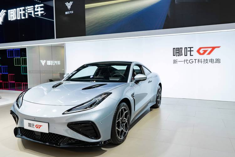 佛山31哪吒汽车在智能汽车领域的表现，领途汽车在新能源汽车市场中的影响力